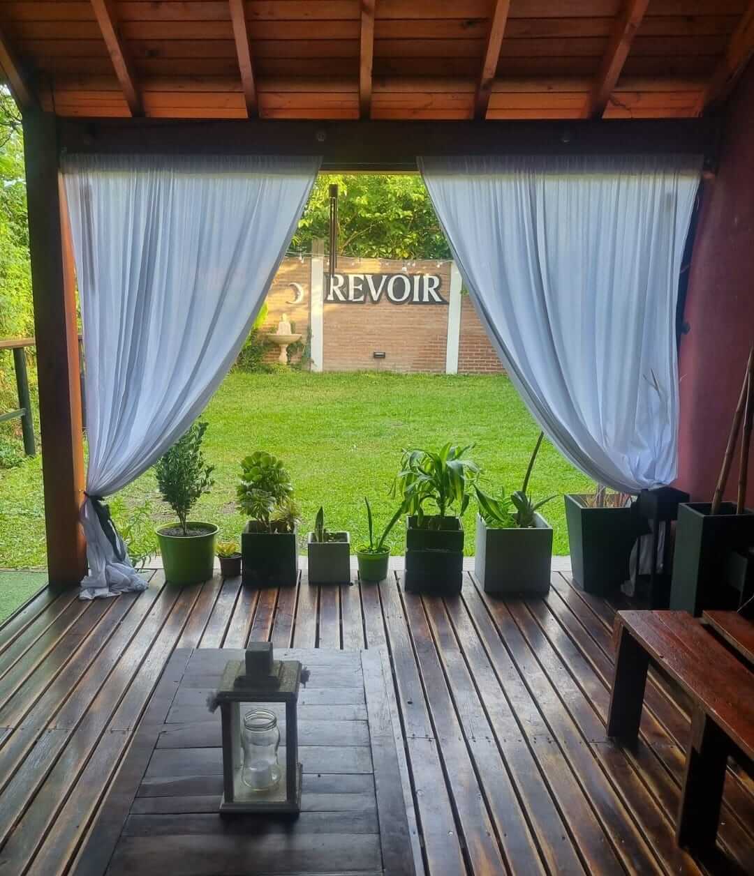 Naturaleza y elegancia en REVOIR Vista del jardín desde el deck