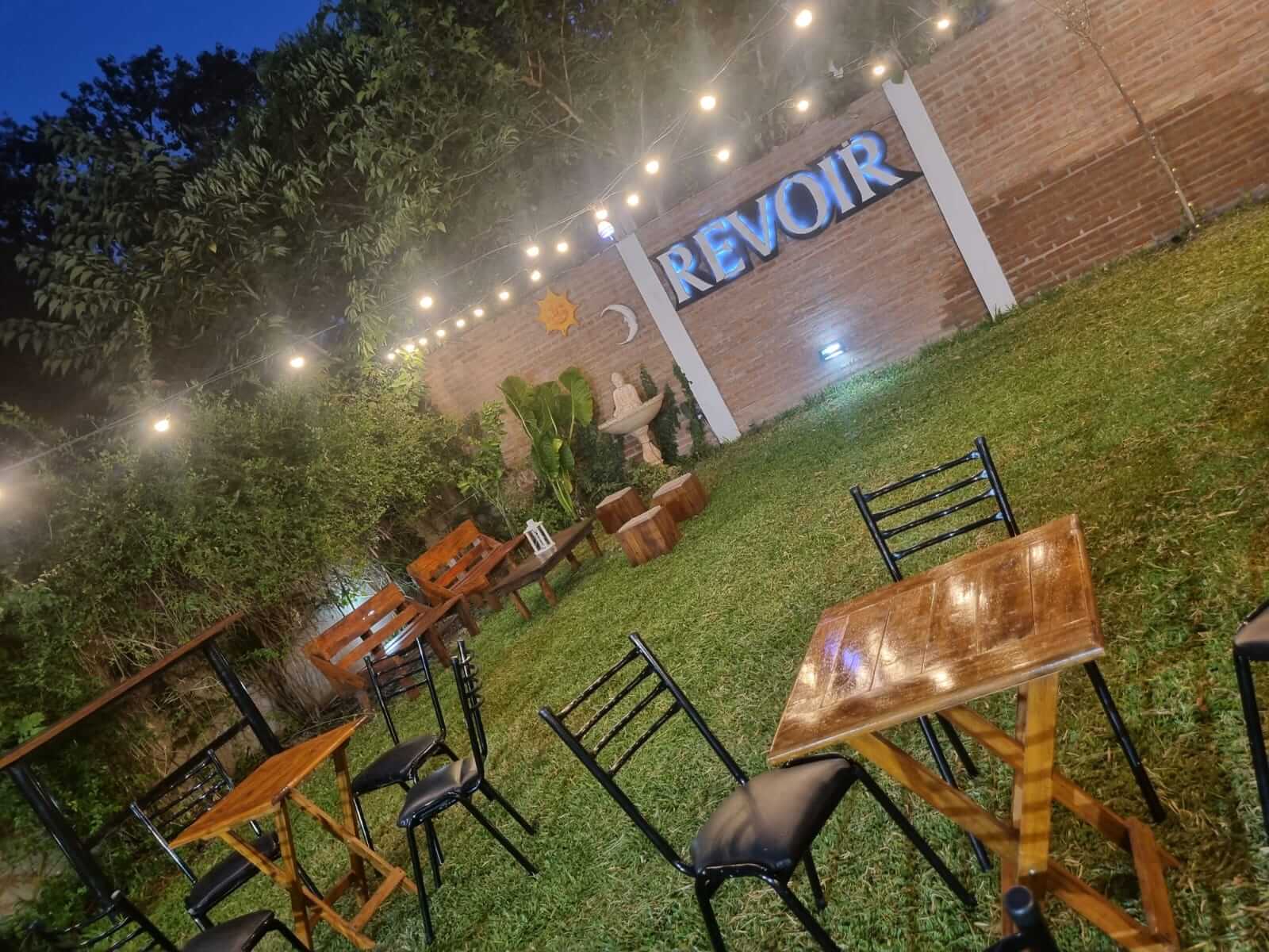 Un jardín encantado al anochecer Jardín iluminado de noche