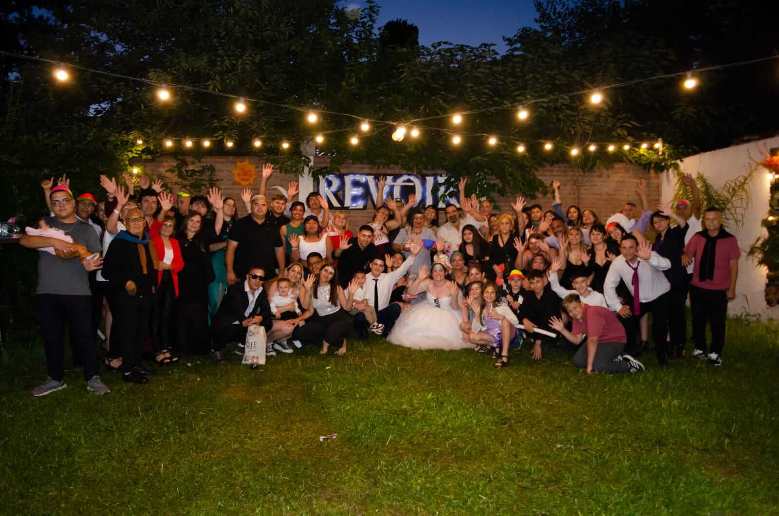 Momentos compartidos en REVOIR Foto grupal en el jardín