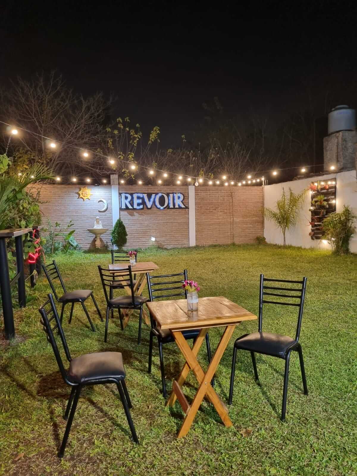 Estilo relajado y moderno Mesas estilo bar en el jardín