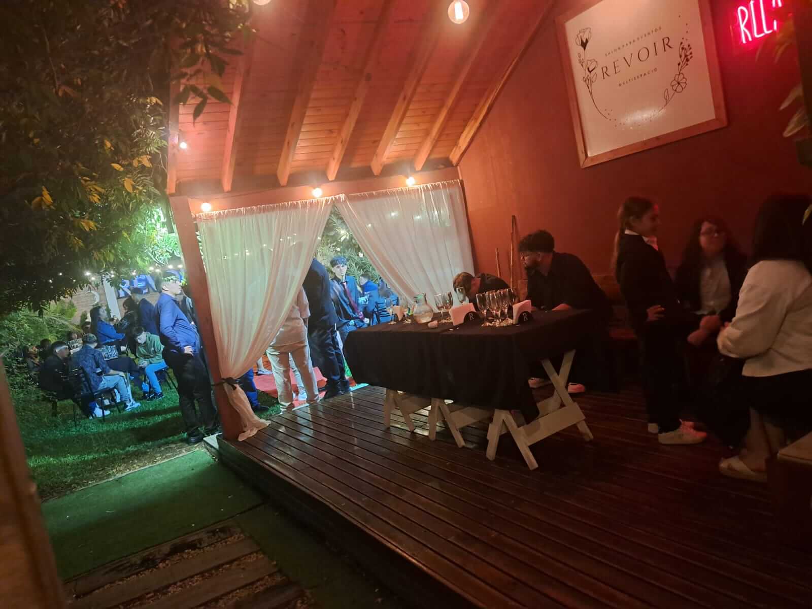 Charlas y risas en REVOIR Amigos conversando en el jardín