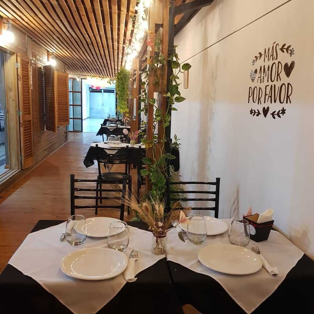 Cena íntima con estilo Mesas para cenar con amigos