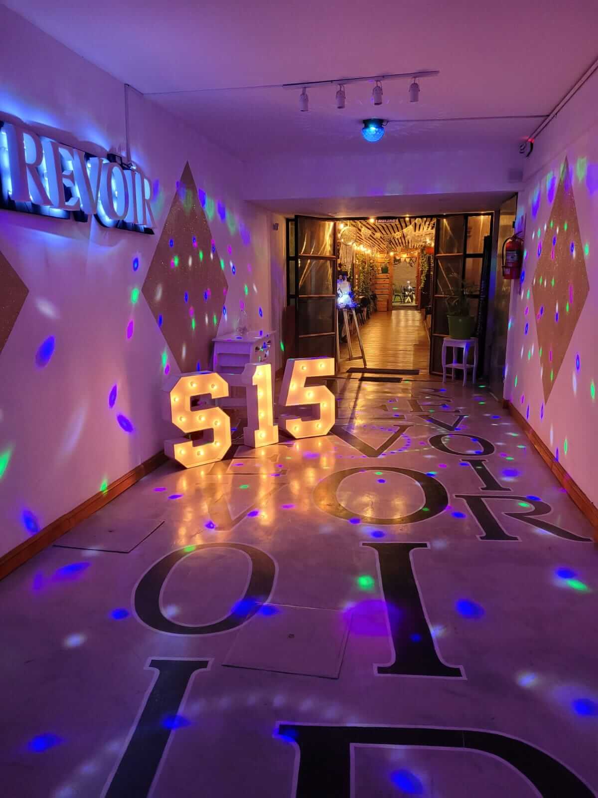 Luces, música y emoción Salón iluminado en fiesta de 15